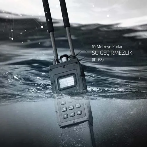 Savronik mesh radyosu su yüzeyinde, IP-68 su geçirmezlik vurgusu