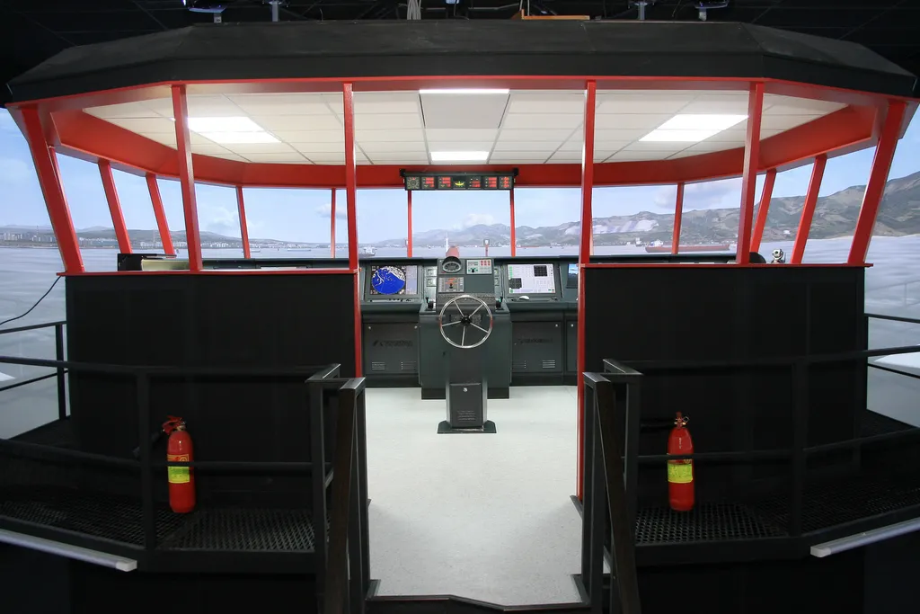 Bridge simulator cabin with a 360 degree field of view