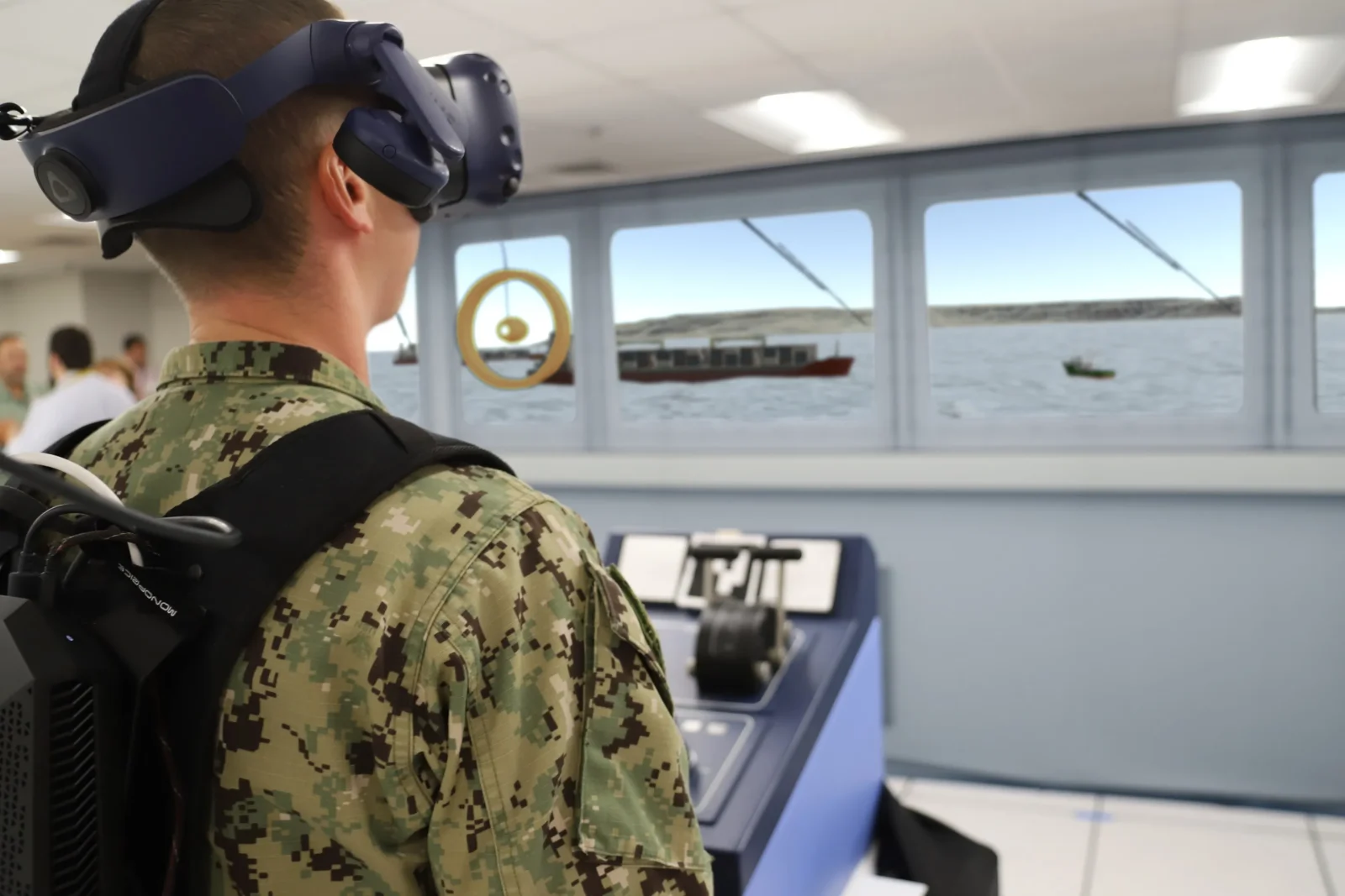 Personal con casco de realidad virtual y ordenador de mochila ante la consola de gobierno en un entorno de puente virtual