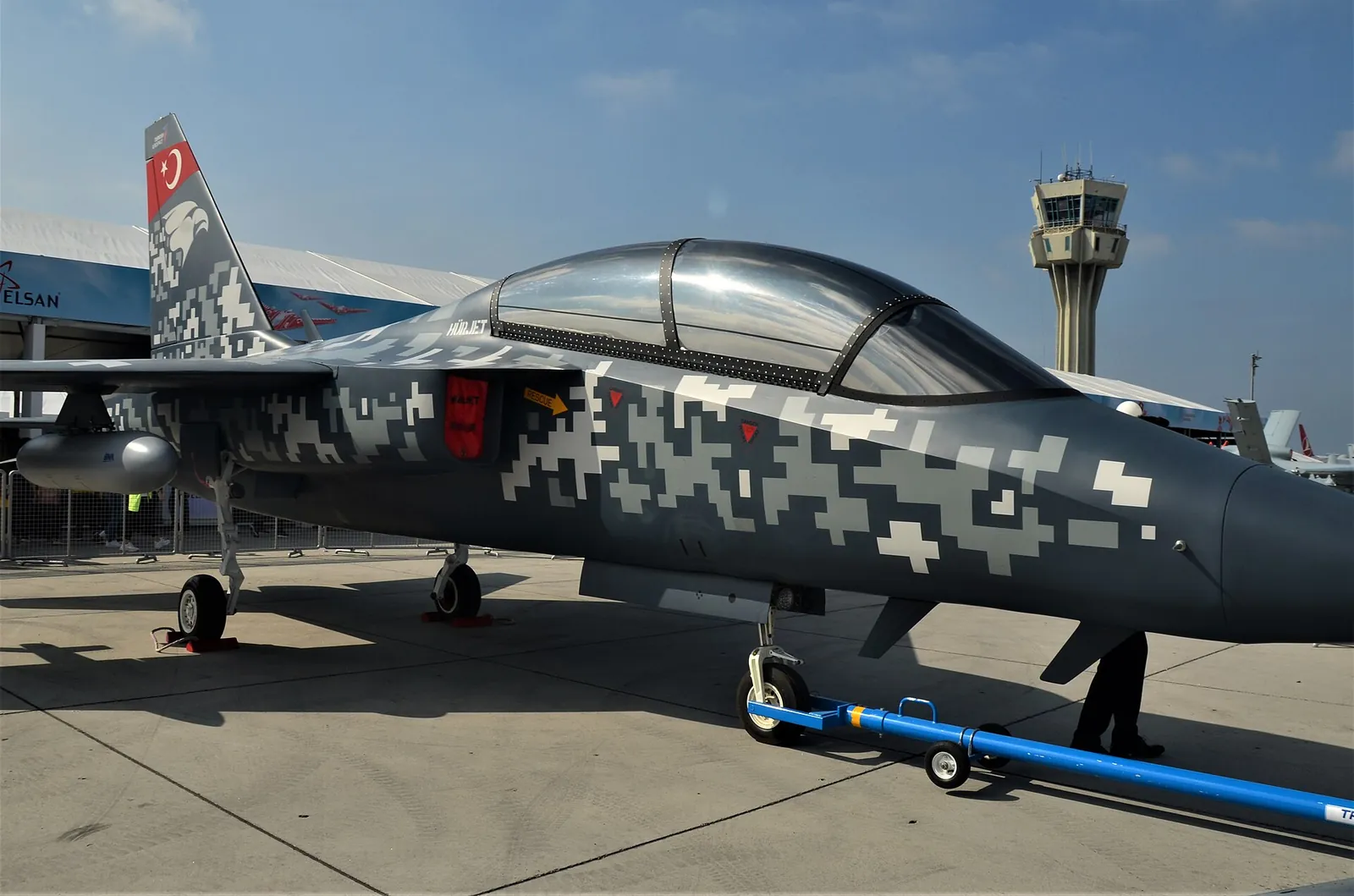 HÜRJET jet eğitim uçağı fuar alanında sergilenirken