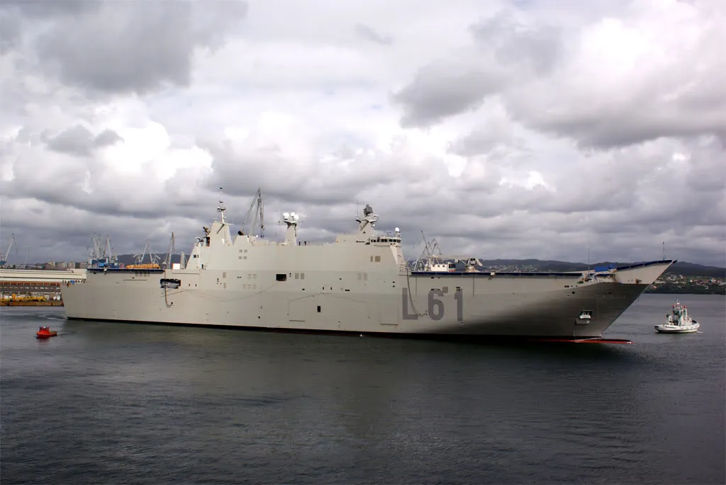 El buque de asalto anfibio Juan Carlos I en puerto