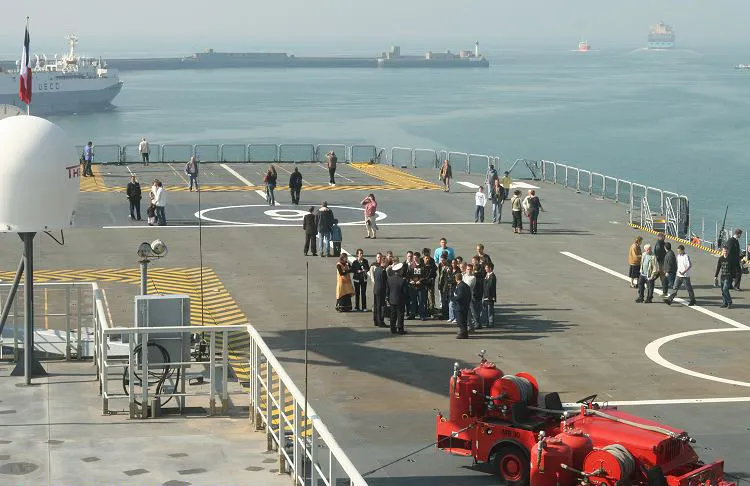 Un buque de asalto anfibio de la clase Mistral en la mar