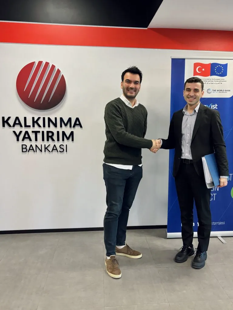 I+D y Diseño de TEKNOKAR: ingeniería de antenas y cableado 5 Representantes de TEKNOKAR y del Banco de Inversión y Desarrollo tras la firma del contrato