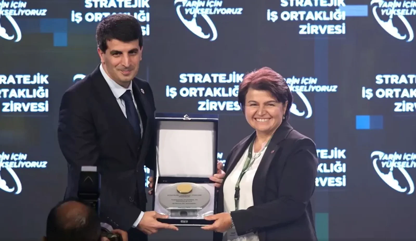 مسؤول من تكنوكار يتسلم جائزة من روكيتسان