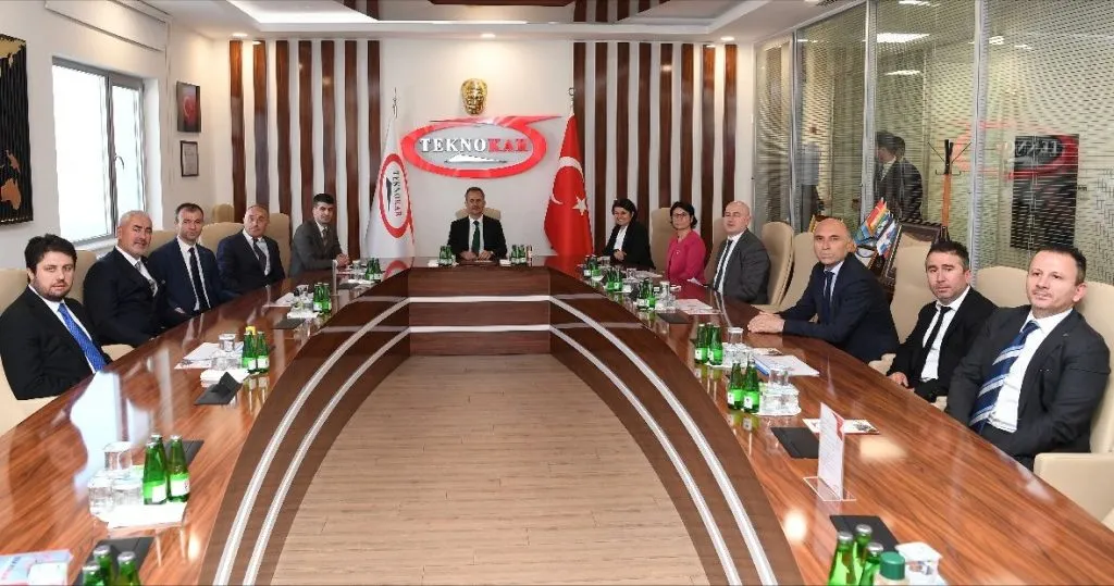 TEKNOKAR toplantı odasında yönetim ve heyet bir arada
