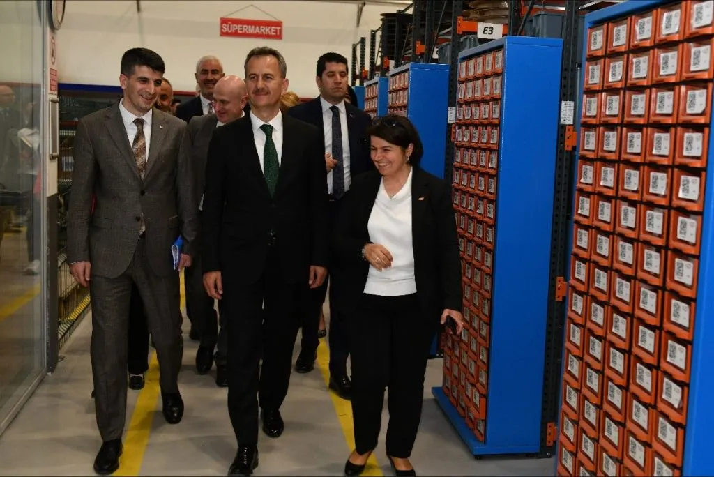 I+D y Diseño de TEKNOKAR: ingeniería de antenas y cableado 4 El presidente de la SSB y su delegación recorren la zona de producción y almacén de TEKNOKAR