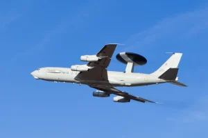 La OTAN reúne un despliegue aéreo inusualmente grande cerca de Kaliningrado: AWACS, F-35 y un avión de guerra electrónica