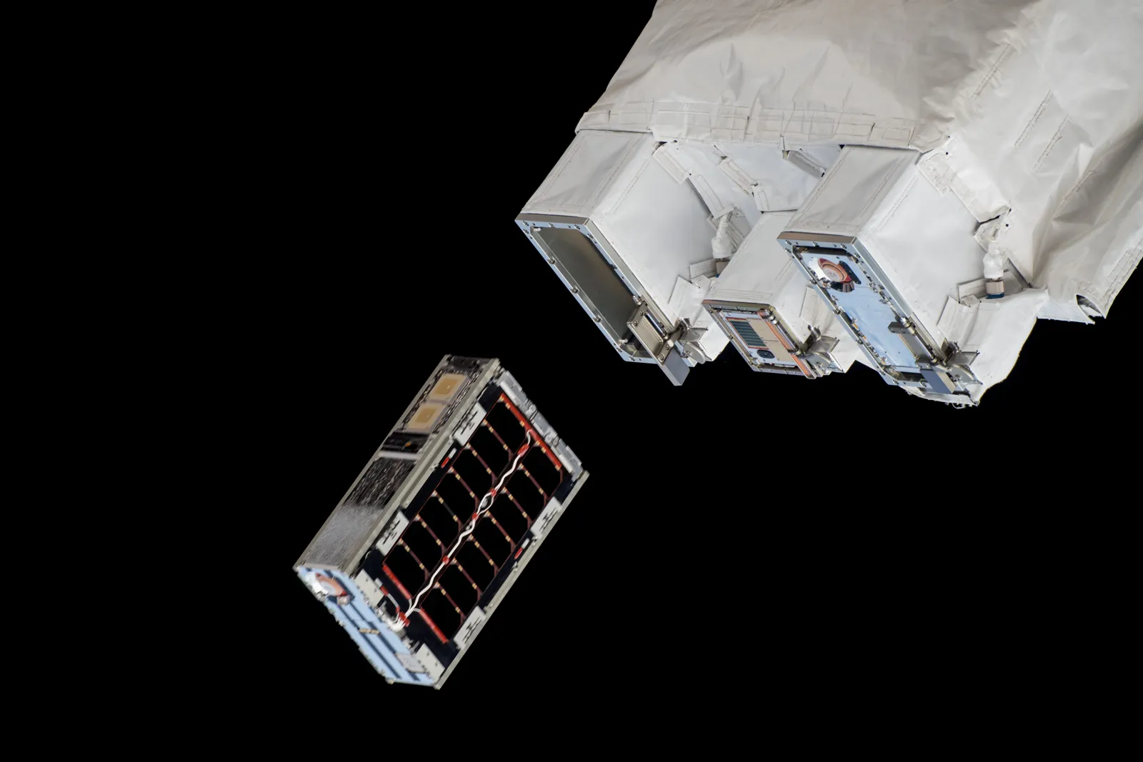 البنتاغون يوسّع عقود إزالة الأقمار الصناعية من مدارها: اختيار D-Orbit وFirefly وKatalyst Space