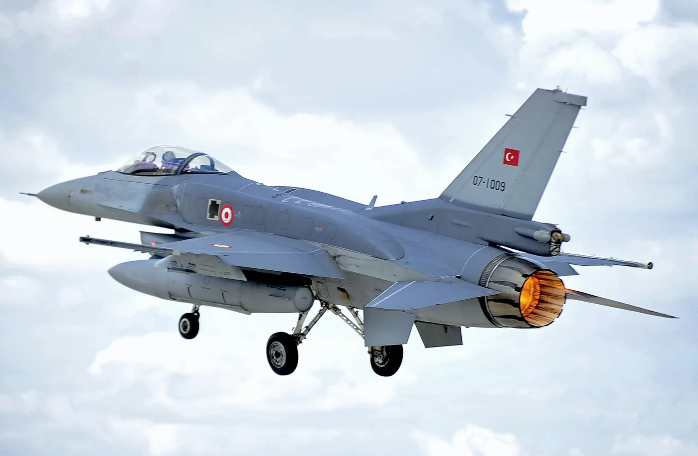 ASELPOD vs Sniper ATP: comparativa de pods de designación F-16 3 Un F-16C Block 50 de la Fuerza Aerea Turca
