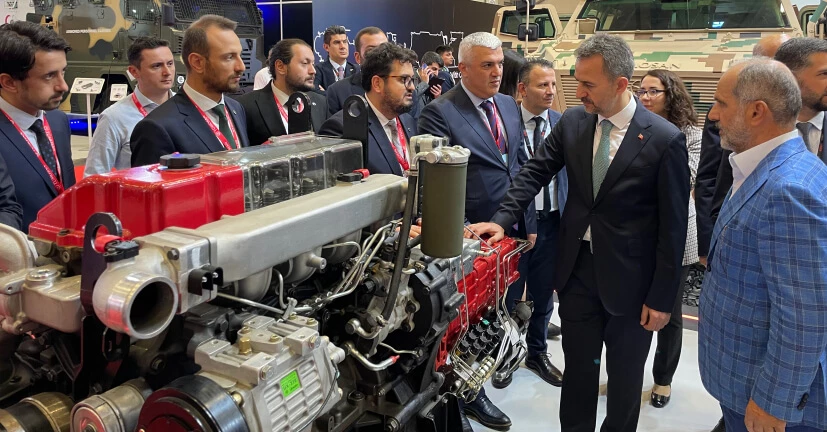 برامج TÜMOSAN للمحركات العسكرية وملف مجموعة دفع ALTAY 7 وفد يتفحص محرك TÜMOSAN في معرض IDEF 2023