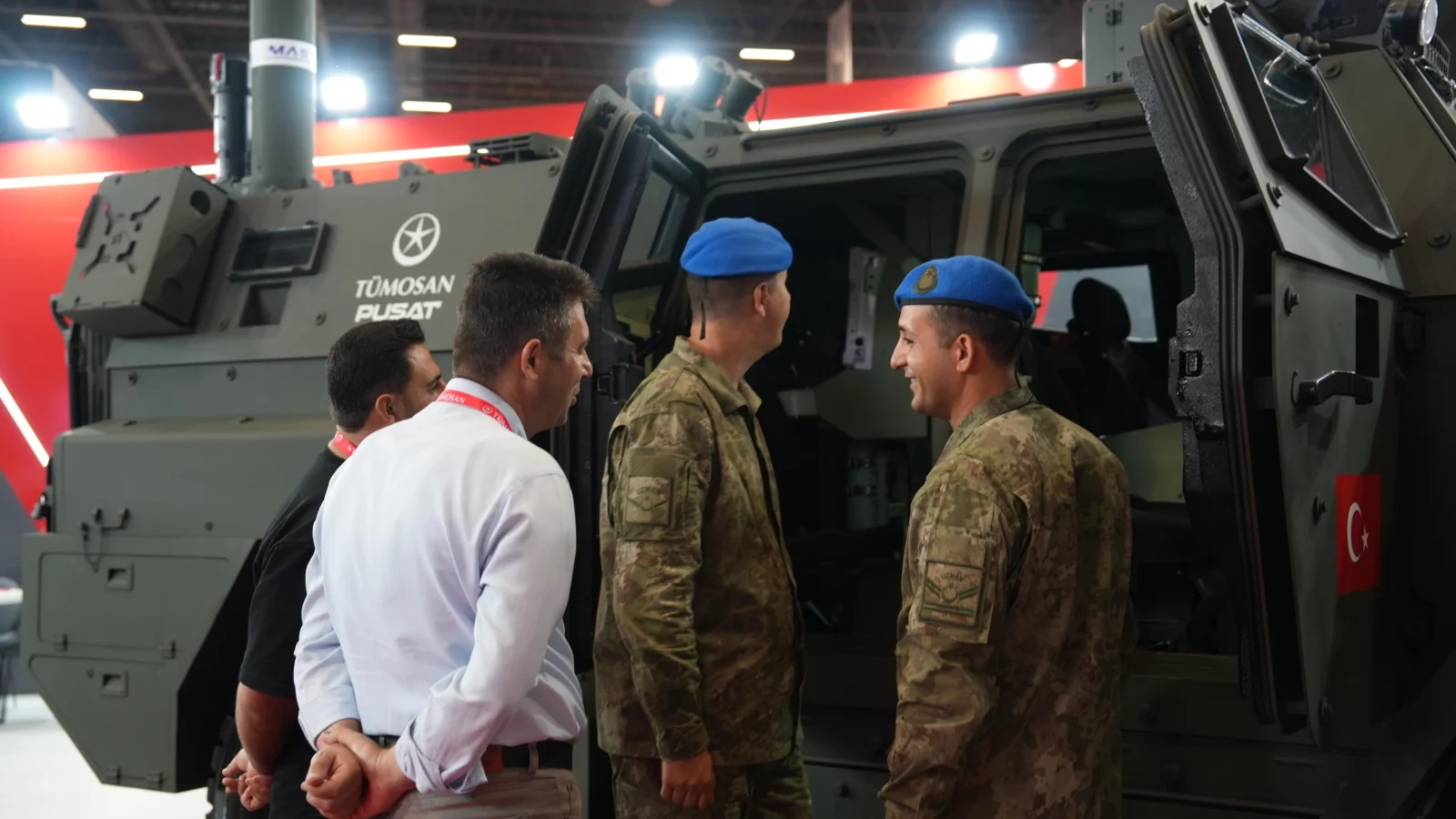 عسكريون يتفحصون مركبة Pusat في معرض IDEF 2025