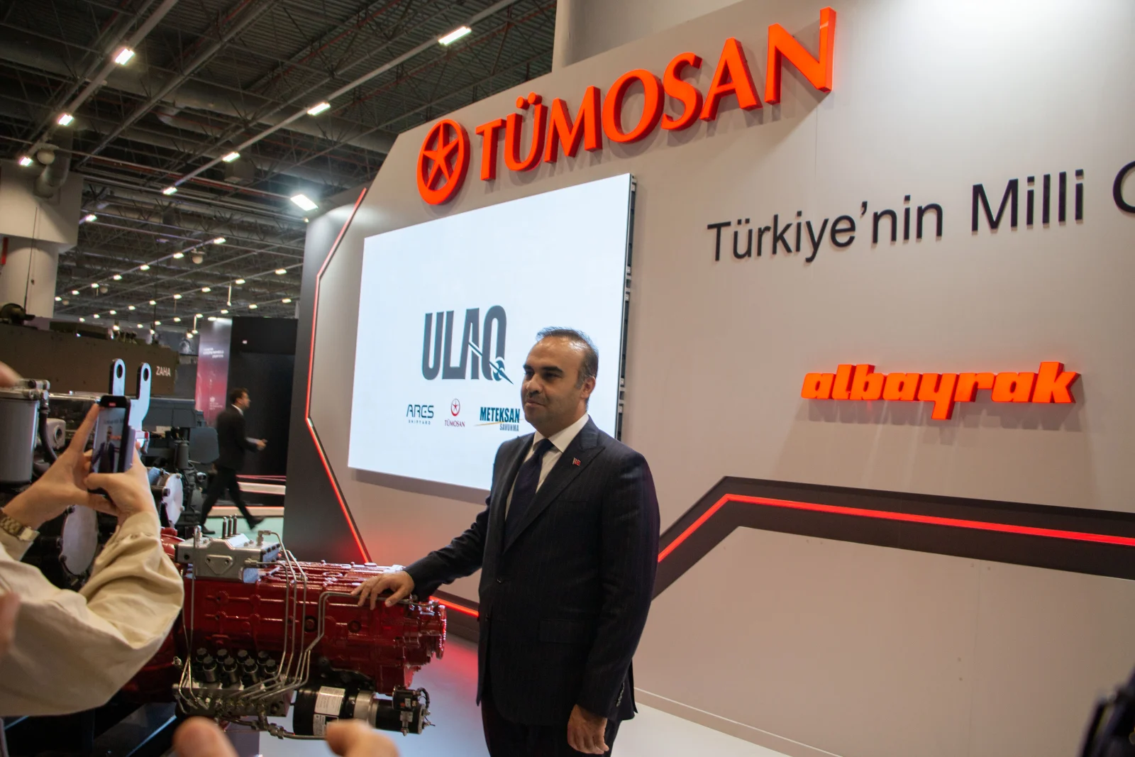 برامج TÜMOSAN للمحركات العسكرية وملف مجموعة دفع ALTAY 6 مسؤول في TÜMOSAN يقدم مجموعة الدفع في جناح SAHA EXPO 2024