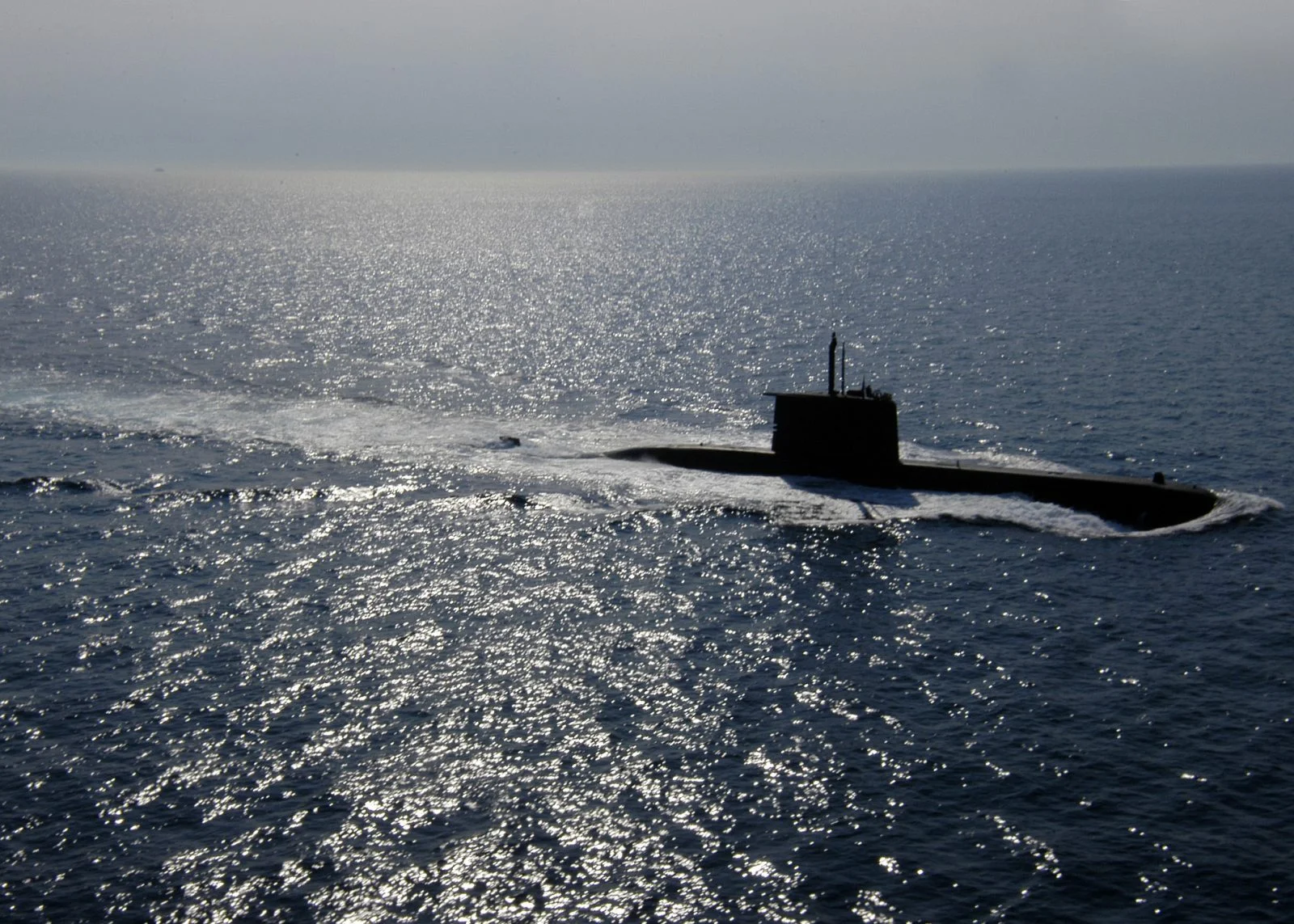 Türk Deniz Kuvvetleri denizaltısı TCG Preveze su yüzeyine çıkarken (temsili görsel)