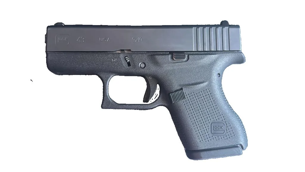 Glock 43 tek sıra şarjörlü 9 mm tabanca, şarjörü ayrılmış ve boşaltılmış hâlde
