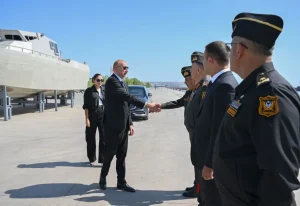 Aliyev, Azerbaycan’da Üretilen Türk SALVO ve KAYRA İnsansız Deniz Araçlarını İnceledi