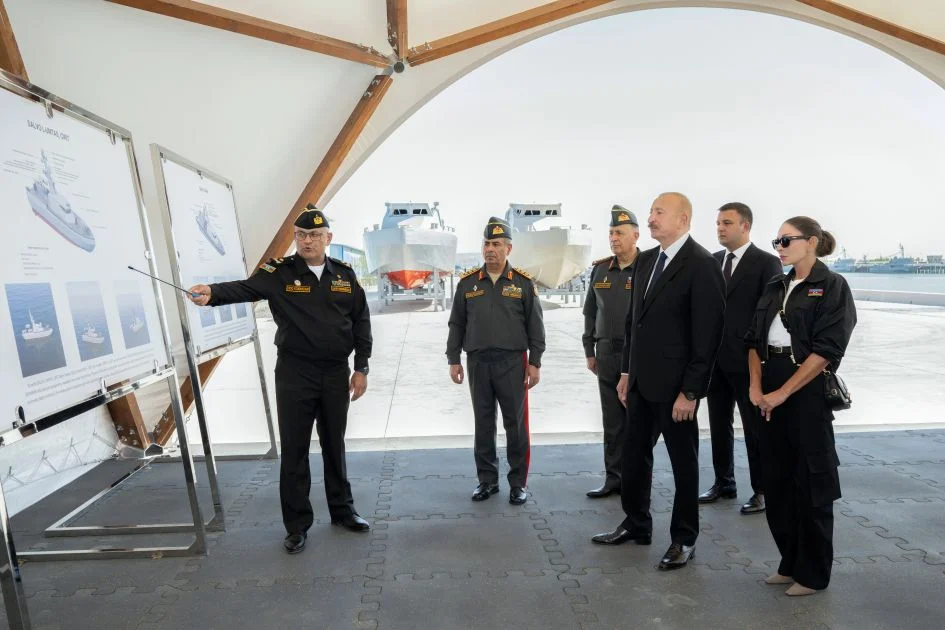 Aliyev, Azerbaycan'da Üretilen Türk SALVO ve KAYRA İnsansız Deniz Araçlarını İnceledi 5 Aliyev'e SALVO ve KAYRA insansız deniz araçları hakkında brifing veriliyor