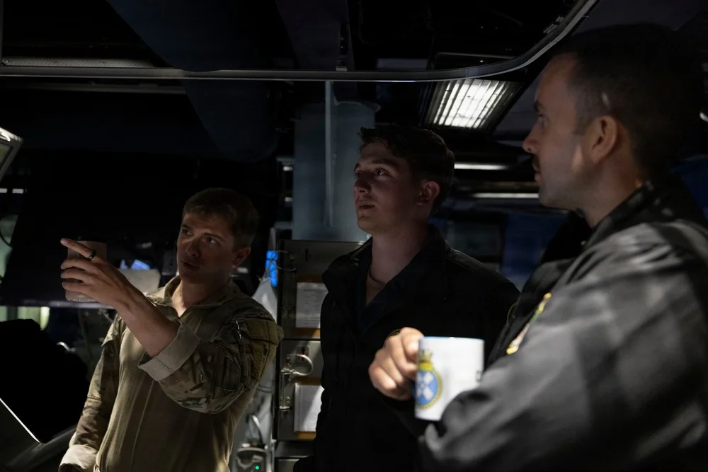 Atlantic Thunder 26'da SM-6 ile Firkateyn 1.800 Metreye Battı 3 USS Paul Ignatius mürettebatı, Atlantic Thunder 26 provası sırasında brifing dinliyor