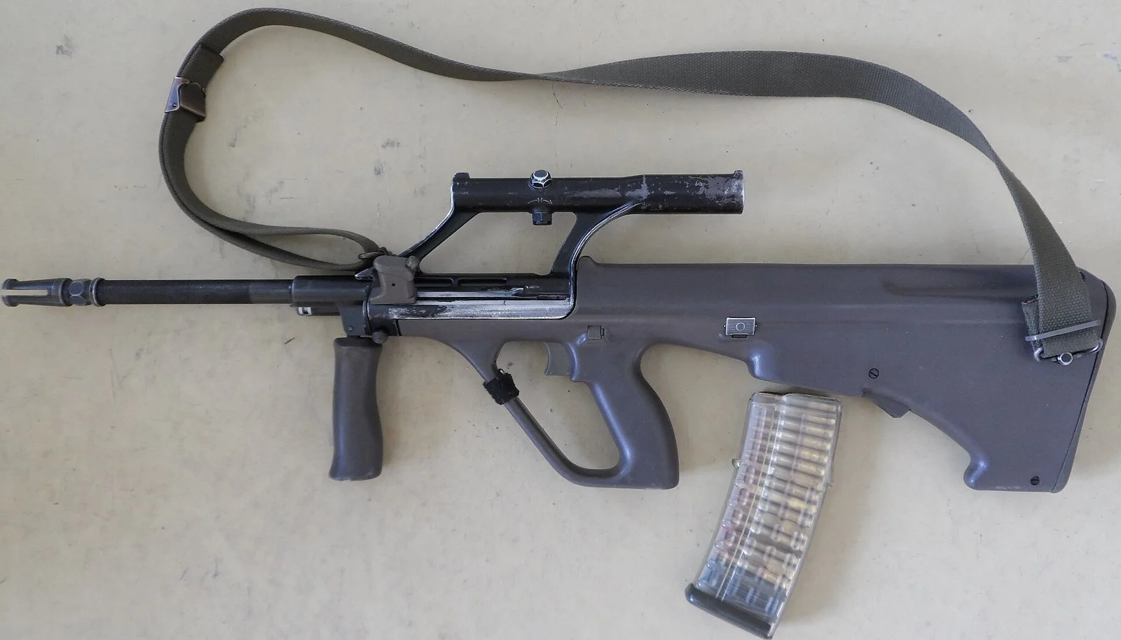 Steyr AUG 5,56 mm bullpup tüfek