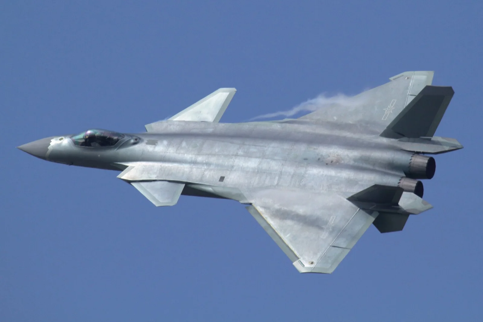 Chengdu J-20 Mighty Dragon muharip uçağı uçuş gösterisinde manevra yaparken