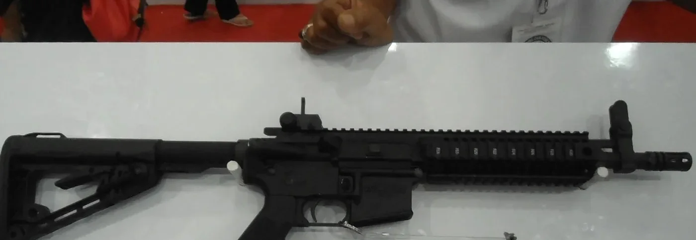 M4 ile M16 Arasındaki Fark Nedir? 5 Colt M4A1 karabina, teleskopik dipçik ve kısa namlu görünümü