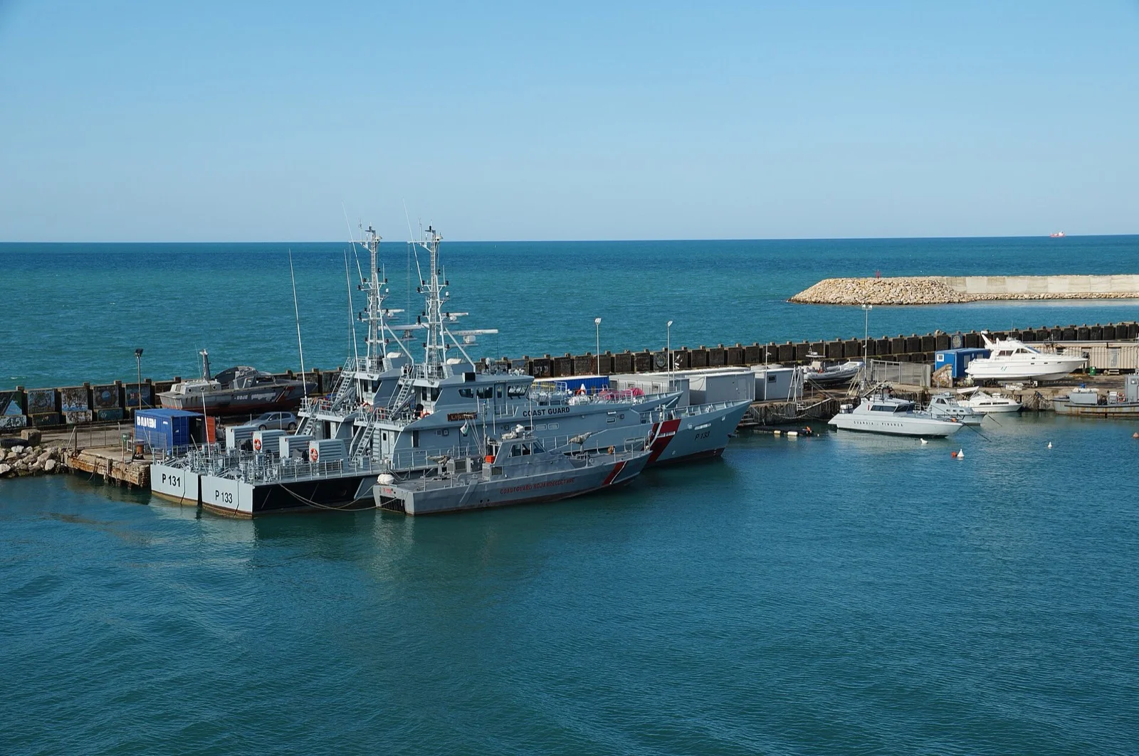 Damen Stan Patrol 4207 sınıfı karakol botları limanda