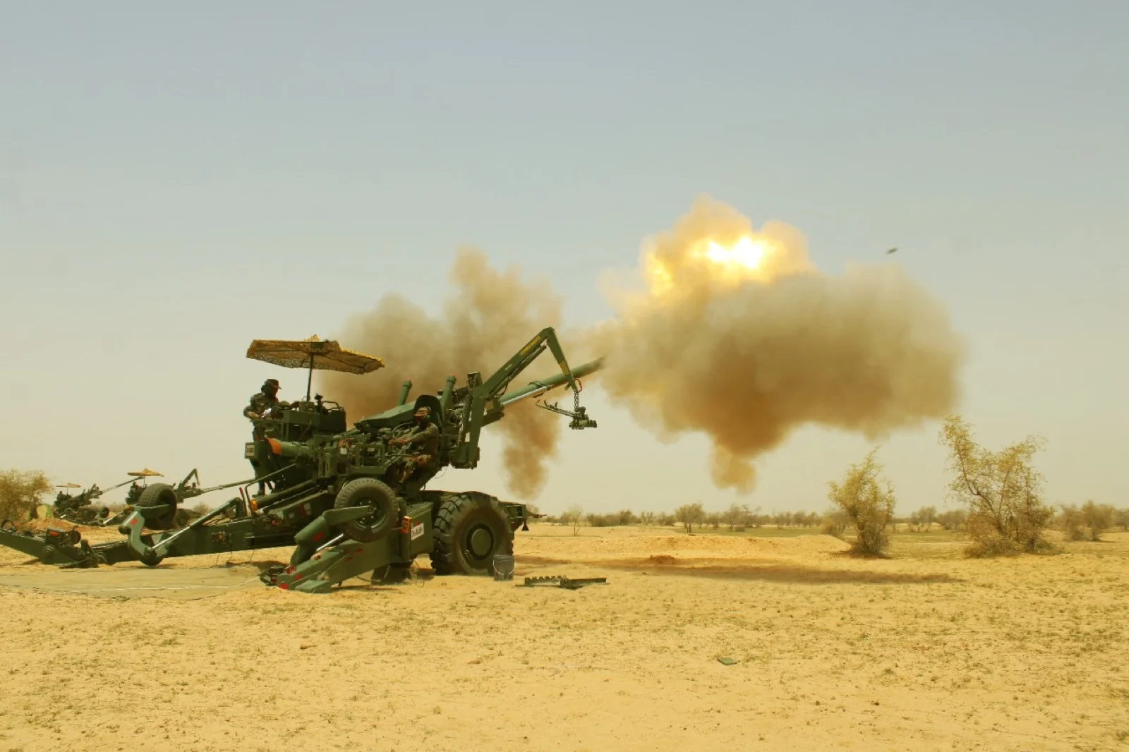 Dünyanın En İyi 10 Çekili Obüs: MKE PANTER Zirvede 15 Dhanush 155 mm çekili obüs atış anında