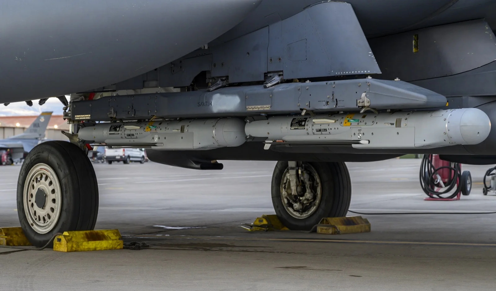 GBU-53 StormBreaker akıllı bombaları F-15E savaş uçağı altında monteli