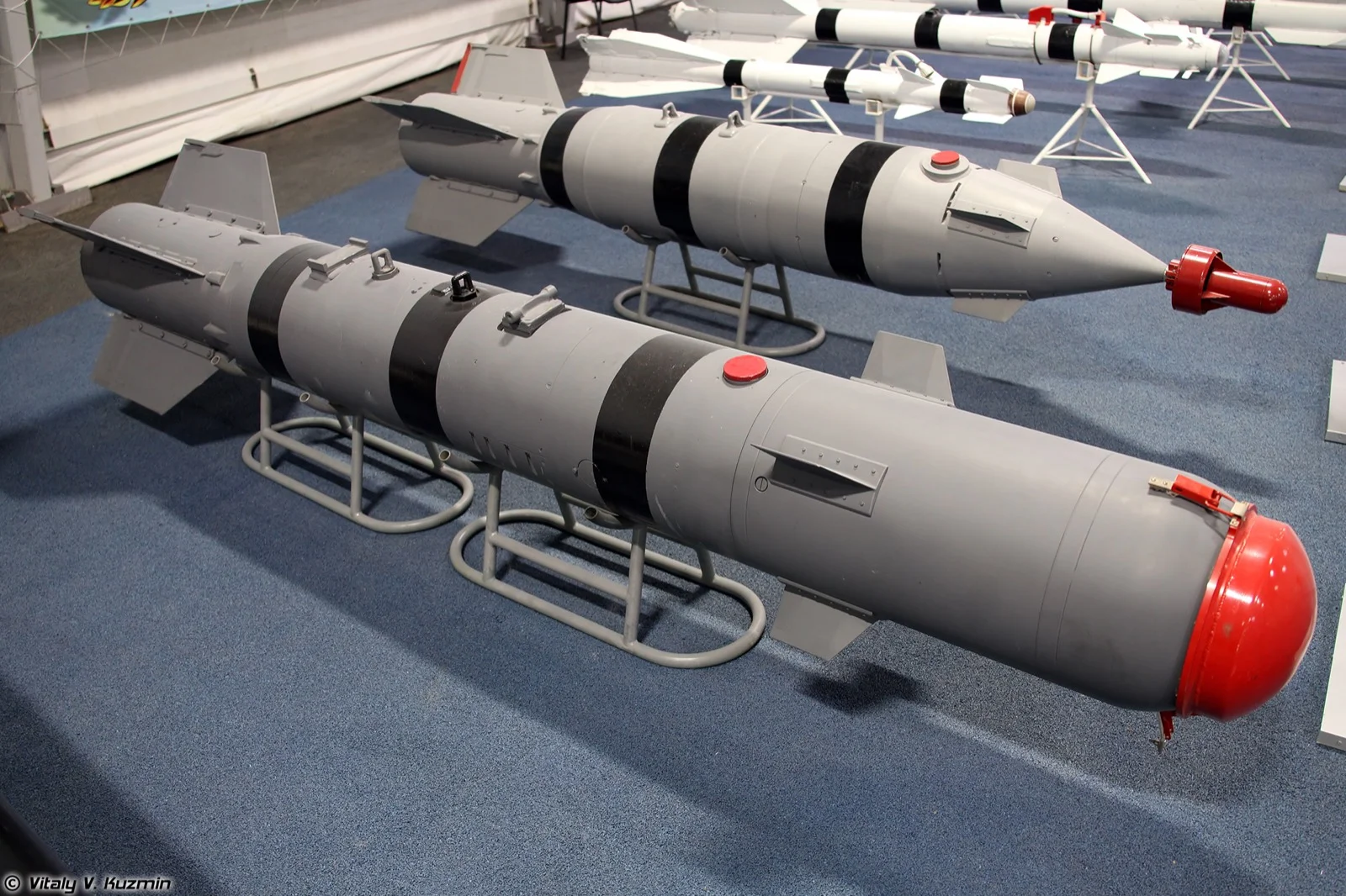 KAB-500Kr lazer/TV güdümlü hava bombası fuar sergisinde, kırmızı burun kapaklı iki adet bomba yan yana