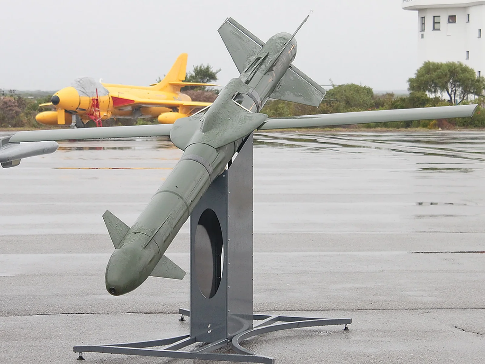 Denel Umbani GPS güdümlü bomba kiti fuar sergisinde