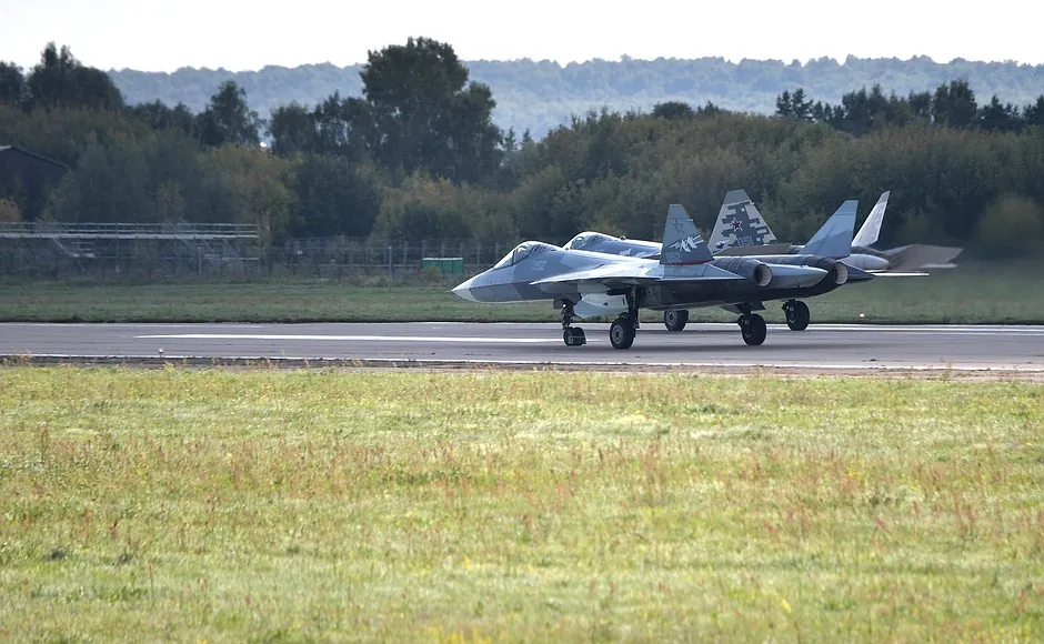 İki Su-57 MAKS 2019 formasyonda