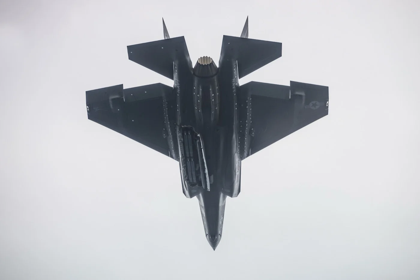 مقاتلة F-35B تطلق ثماني ذخائر ستورم بريكر دفعة واحدة