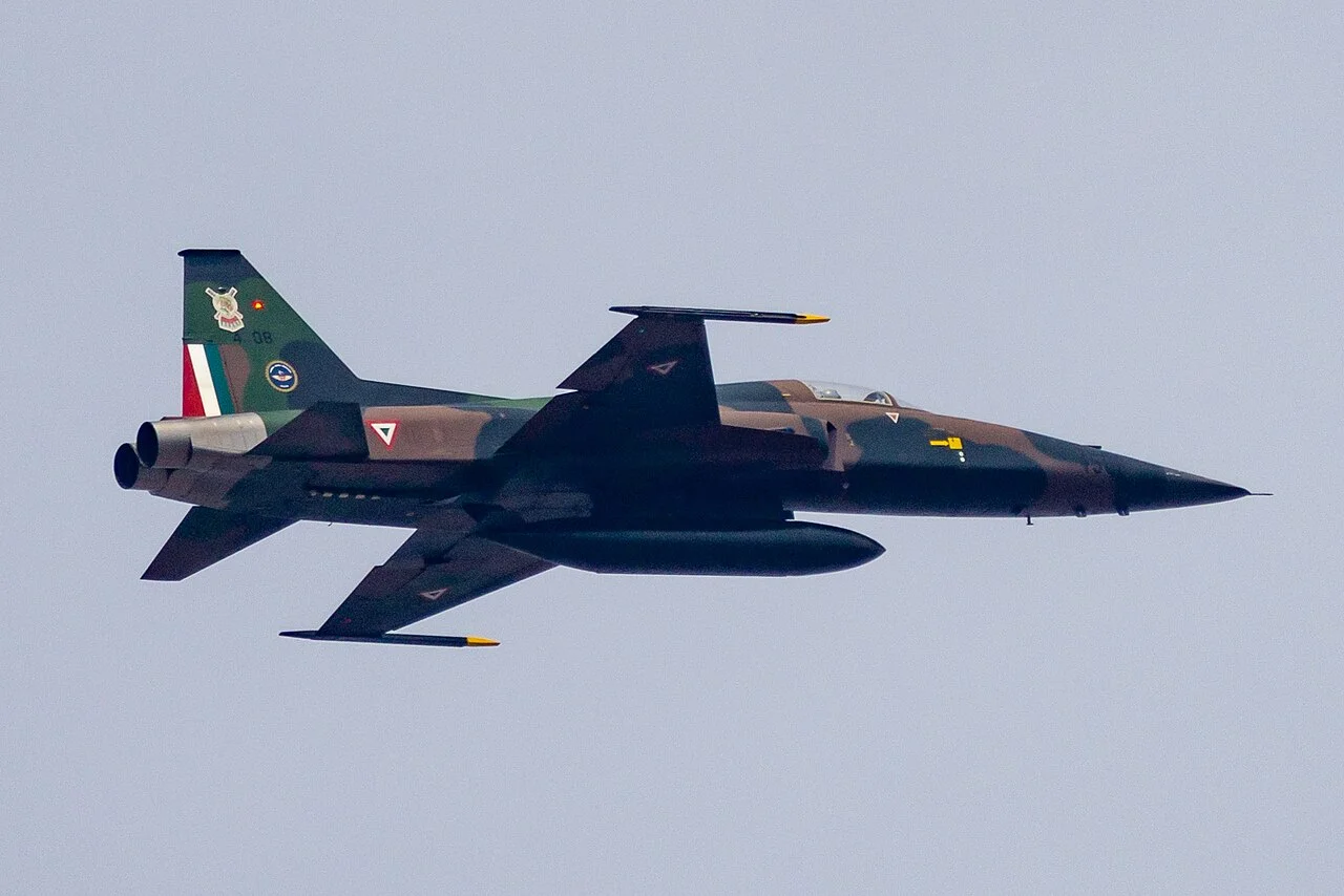 Caza Northrop F-5 de la Fuerza Aérea Mexicana sobrevolando la Ciudad de México durante el desfile militar