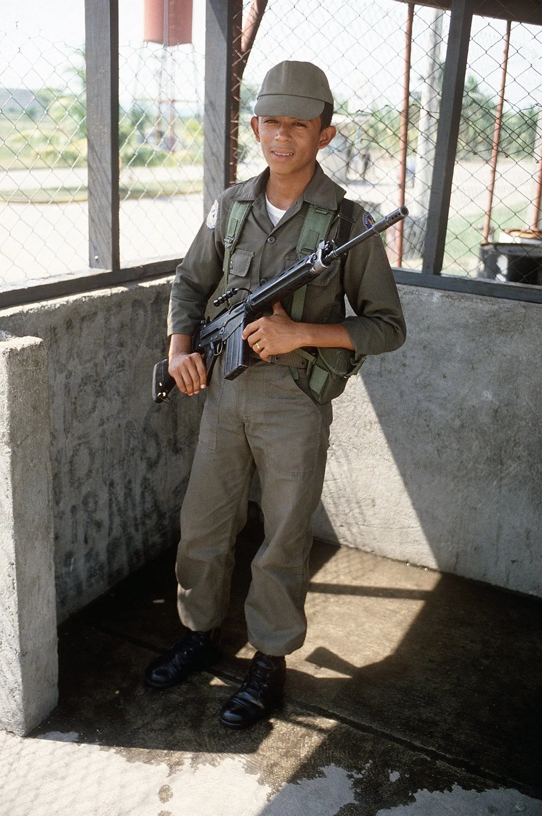 FN FAL ile Honduras hava kuvvetleri güvenlik personeli