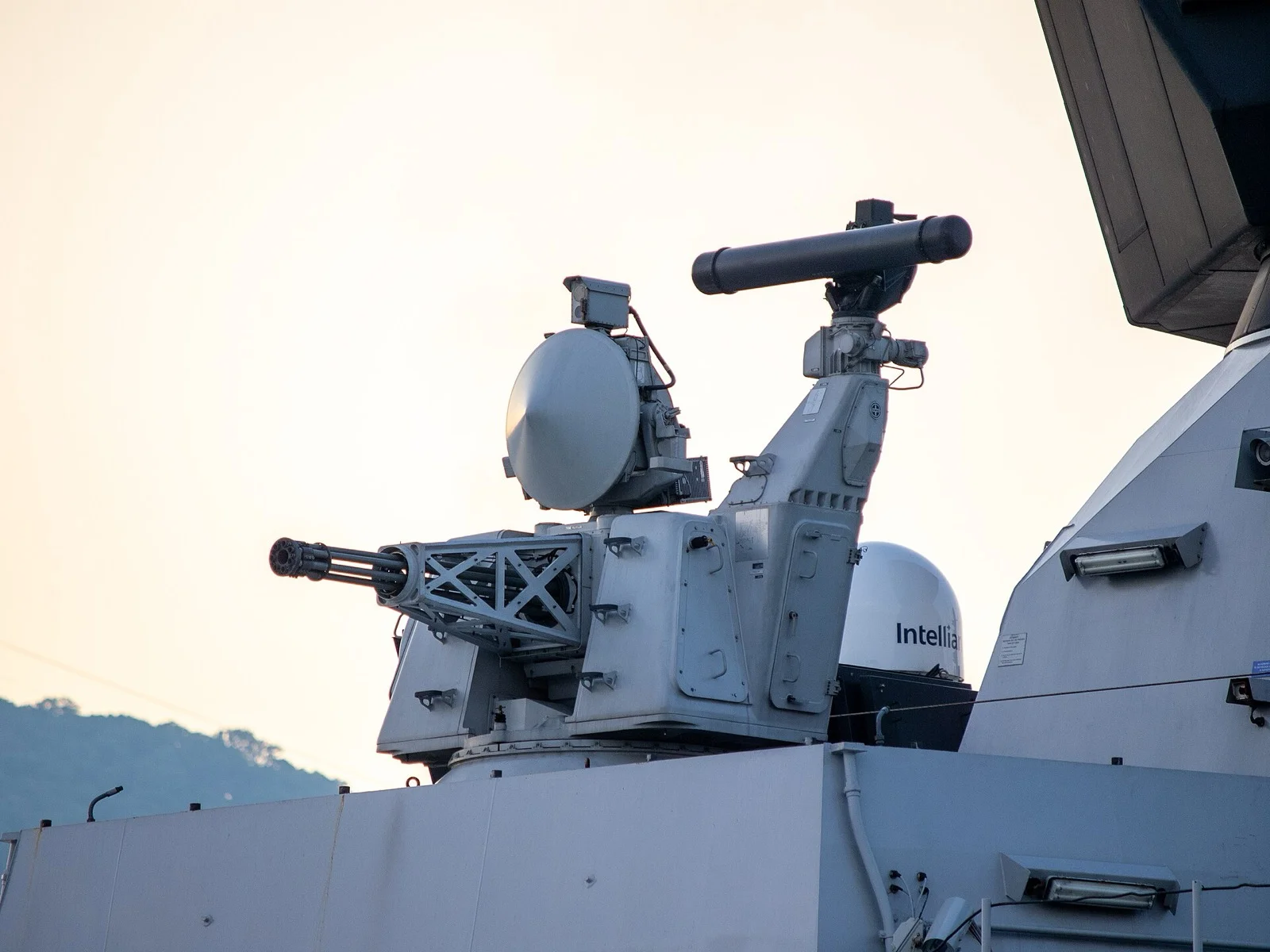 Dünyanın En İyi 10 Yakın Hava Savunma Sistemi: GÖKDENİZ Zirvede — Phalanx, Goalkeeper, Type 1130 Karşılaştırması 19 Goalkeeper CIWS — Hollanda Donanması Zr.Ms. Tromp fırkateyni üzerinde, GAU-8/A 30 mm namlu grubuyla.