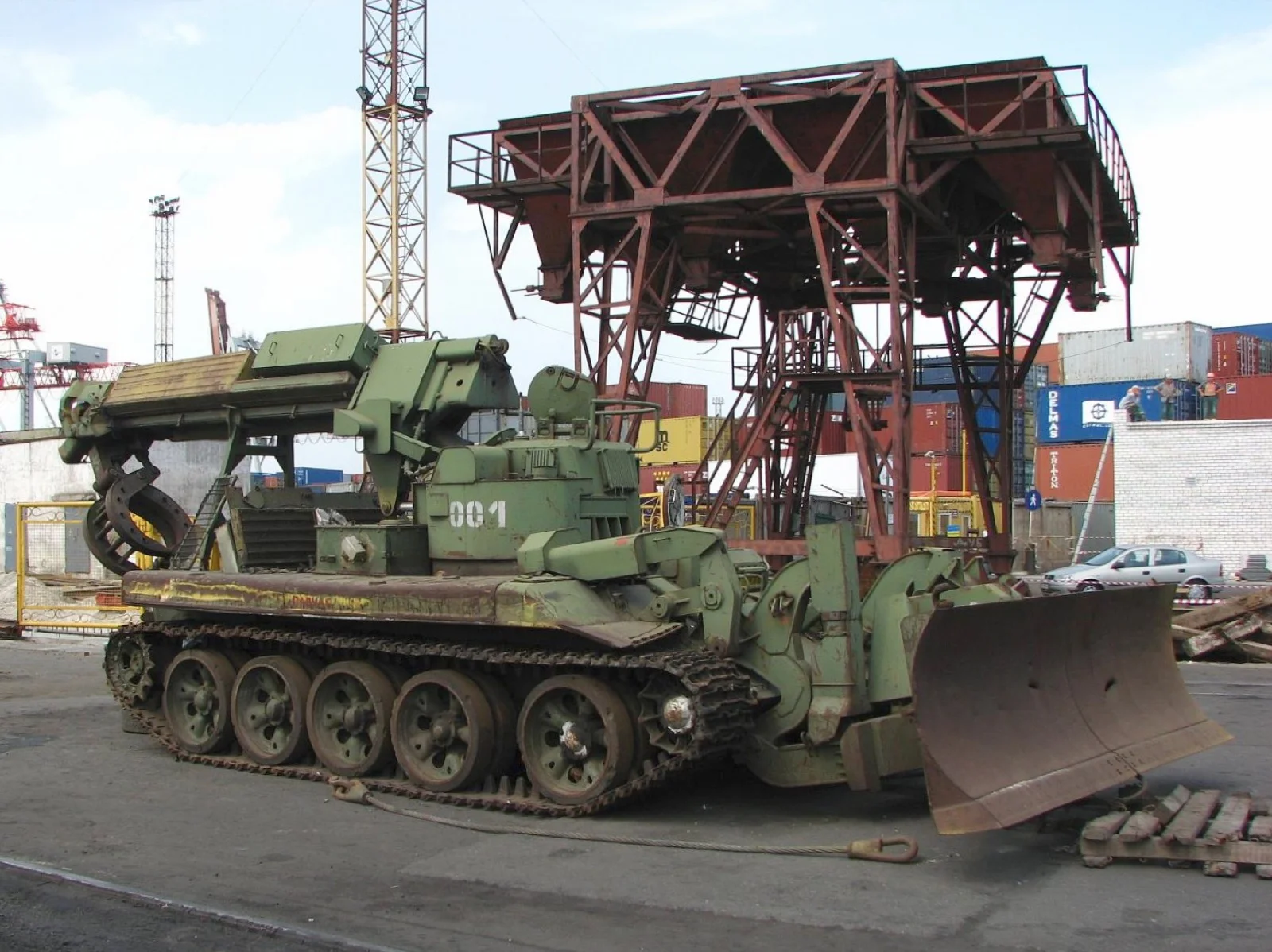 IMR-2 zırhlı istihkâm aracı dozer bıçağı ve manipülatör koluyla