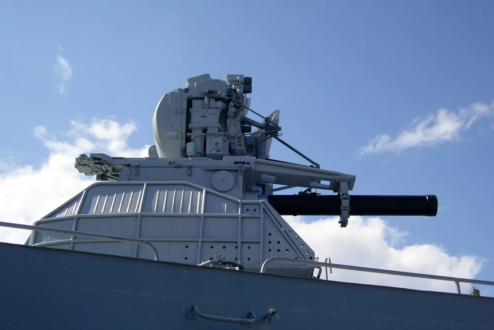 Dünyanın En İyi 10 Yakın Hava Savunma Sistemi: GÖKDENİZ Zirvede — Phalanx, Goalkeeper, Type 1130 Karşılaştırması 16 Kashtan/Kortik CIWS — Rus Steregushchiy sınıfı korvette; çift 30 mm gatling ve 9M311 füze konteynerleri aynı kundakta.