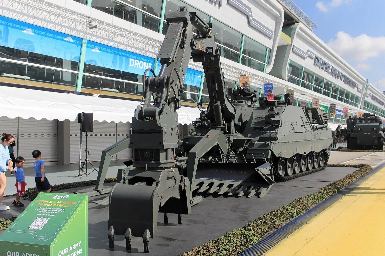 Kodiak Leopard 2 zırhlı istihkâm aracı ekskavatör kolu ve dozer bıçağıyla