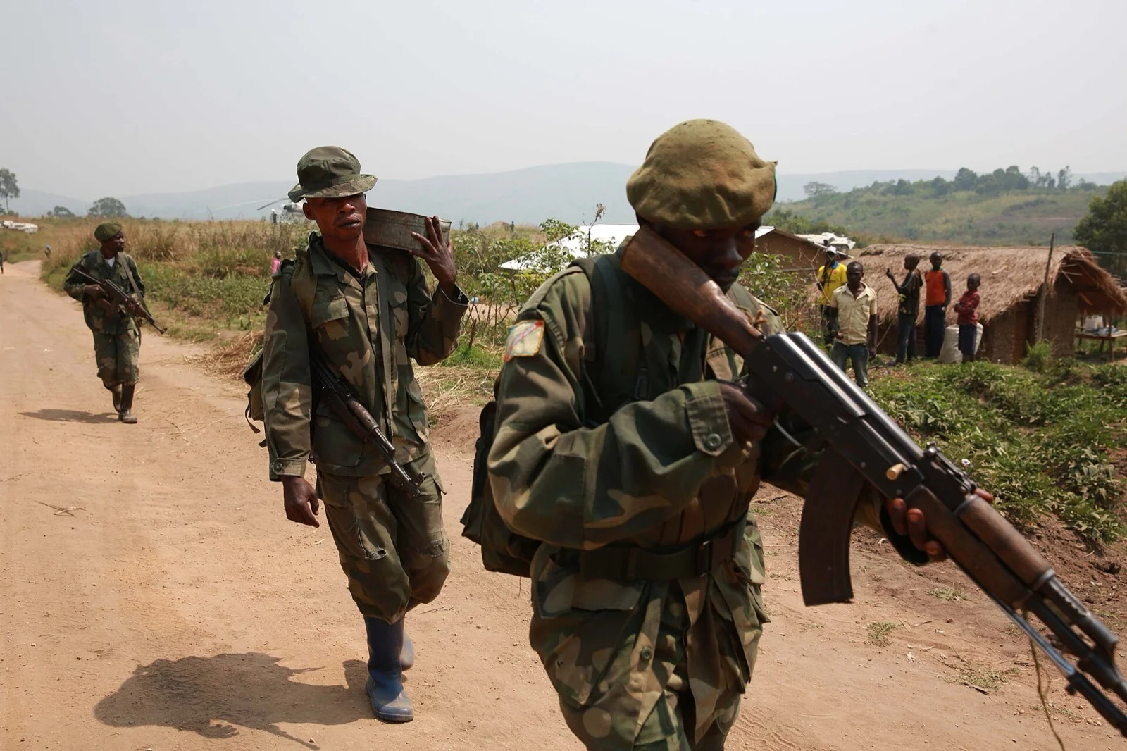 Kongo Demokratik Cumhuriyeti FARDC askerleri devriyede