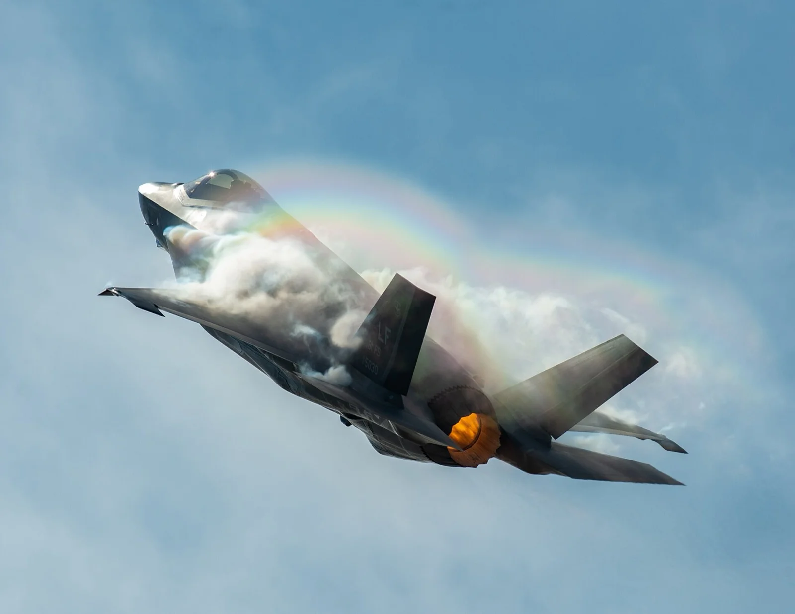 Dünyanın En İyi 10 Beşinci Nesil Savaş Uçağı: KAAN Zirvede — F-35, Su-57, J-20 Karşılaştırması 20 Lockheed Martin F-35 Lightning II muharip uçağı manevrada