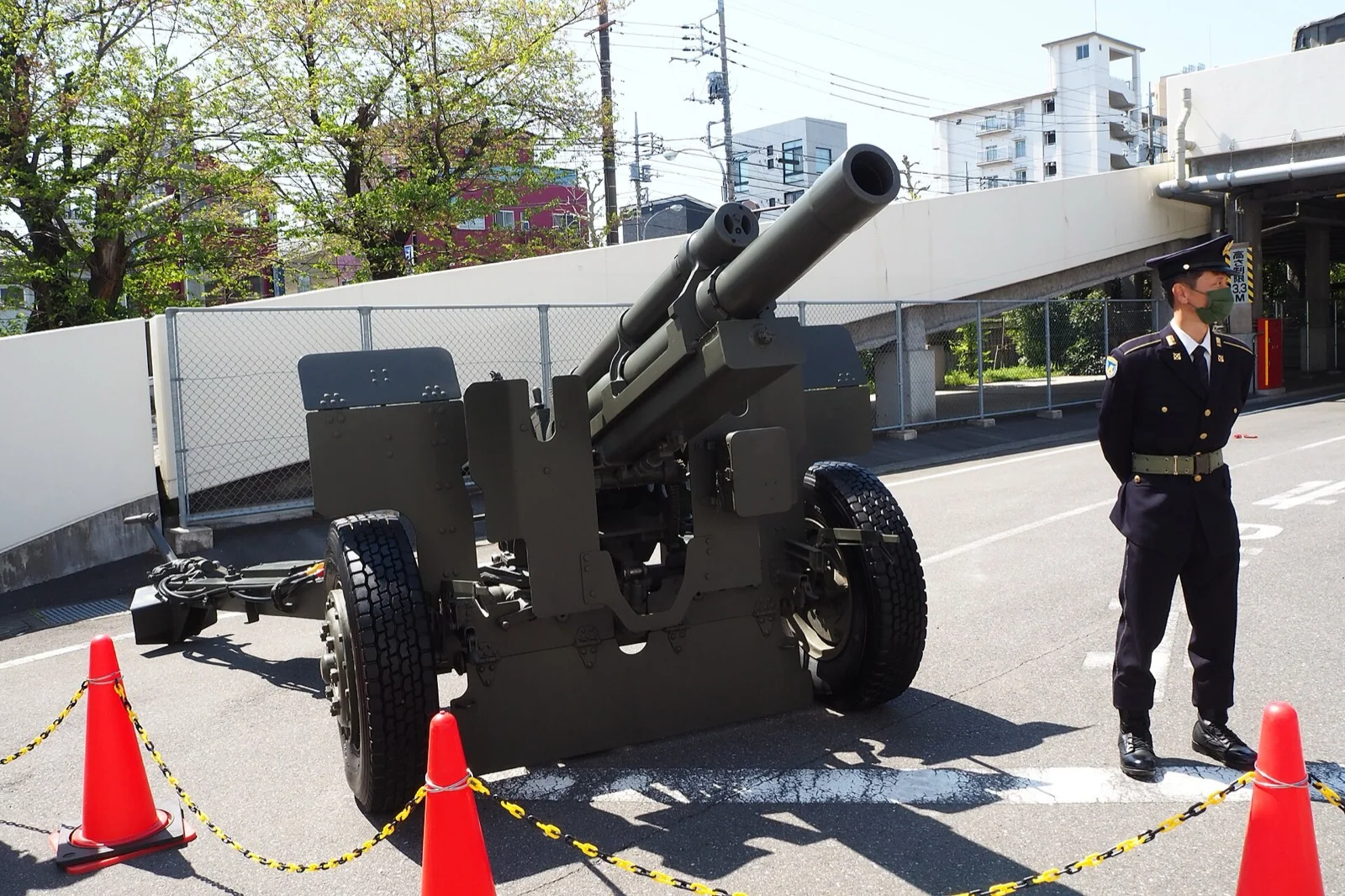 M101 105 mm çekili obüs sergileme alanında