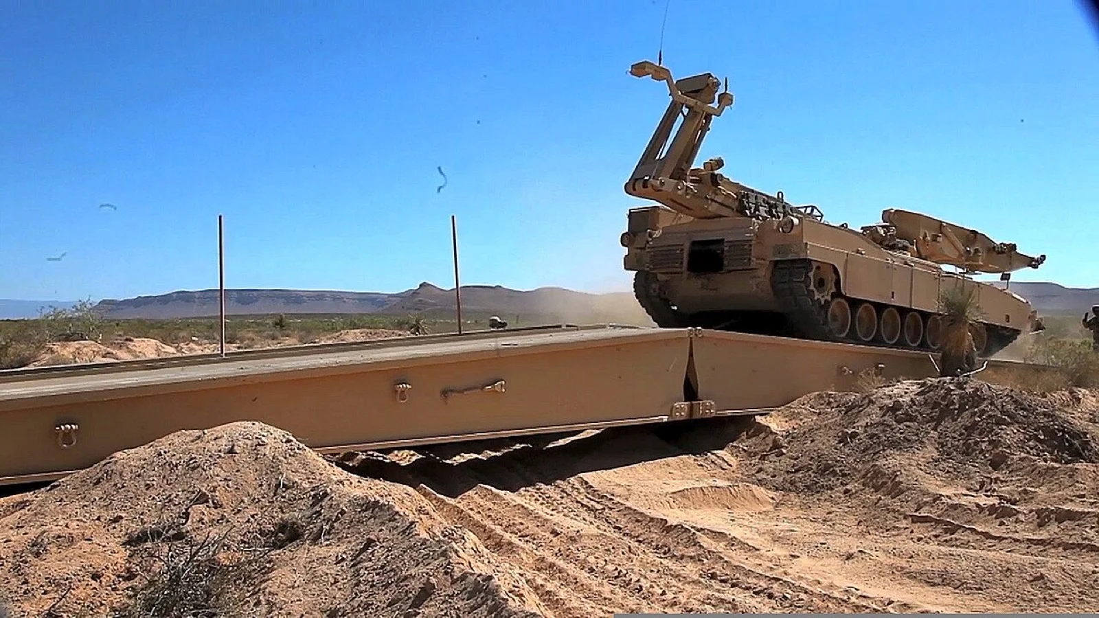 M104 Wolverine ağır hücum köprüsü köprü sererken