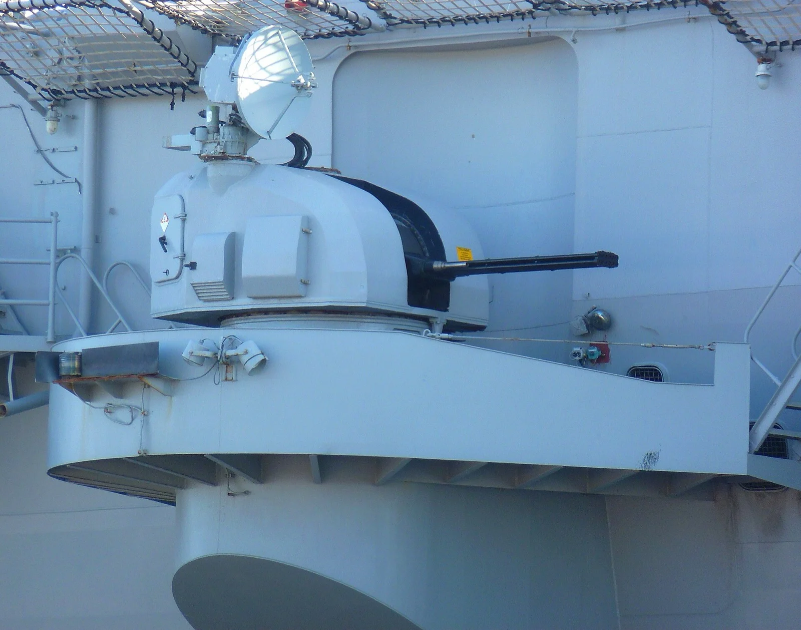 Dünyanın En İyi 10 Yakın Hava Savunma Sistemi: GÖKDENİZ Zirvede — Phalanx, Goalkeeper, Type 1130 Karşılaştırması 12 Meroka CIWS — Príncipe de Asturias uçak gemisinde; 12 adet 20 mm namlunun salkım dizilimi bu sistemin imzası.