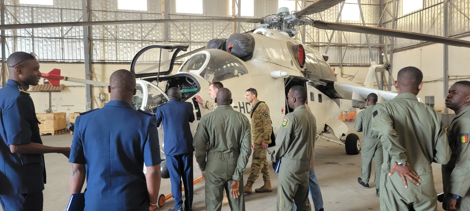 مروحية Mi-24 هايند الهجومية التابعة للقوات الجوية الأنغولية