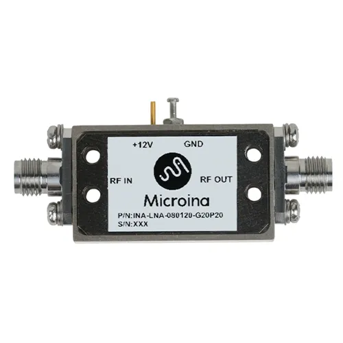 Noise Amplifier(Lna) 9 Gri fon üzerinde kare gövdeli, iki yanında SMA konnektörü bulunan bir düşük gürültülü amplifikatör (LNA) modülünün fotoğrafı