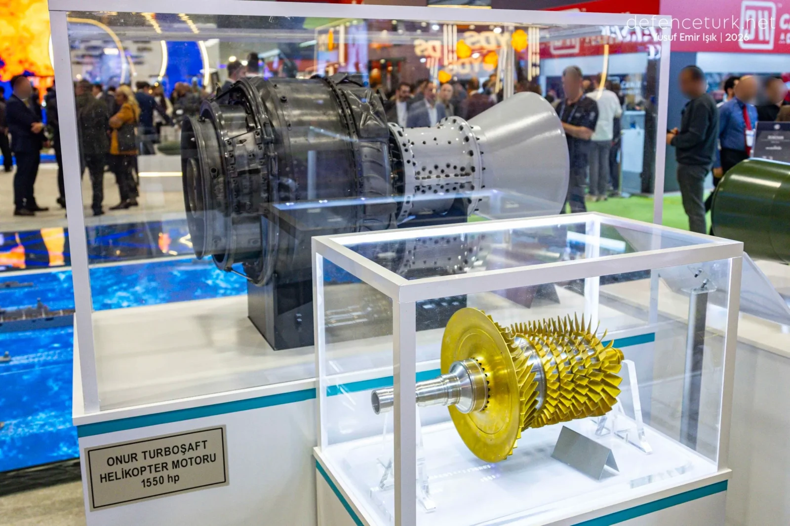 MSB AR-GE ONUR Turboşaft Motoru 1 ONUR Turboşaft Helikopter Motoru, 1550 hp güç etiketiyle sergi standında