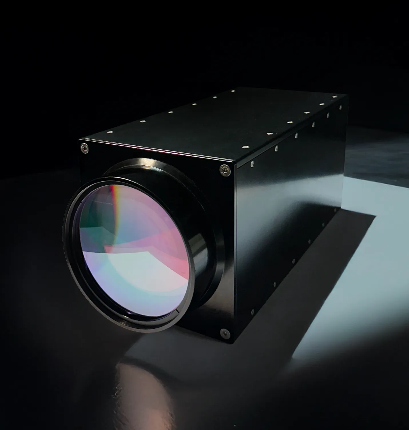 SWIR motorlu zoom lensin 450mm modelinin stüdyo ortamında çekilmiş, gövde üzerinde "45mm f:1/0.85" yazısı görünen ürün fotoğrafı