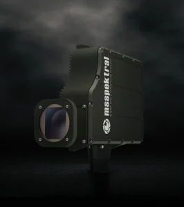 Çok sensörlü bir elektro-optik görüntüleme ünitesinin sarı ve kırmızı aydınlatma altında, lens dizilimi görünür şekilde çekilmiş yakın çekim fotoğrafı