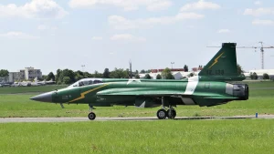 Omán Evalúa la Compra del Caza JF-17 a Pakistán y China Junto a sus F-16 y Eurofighter