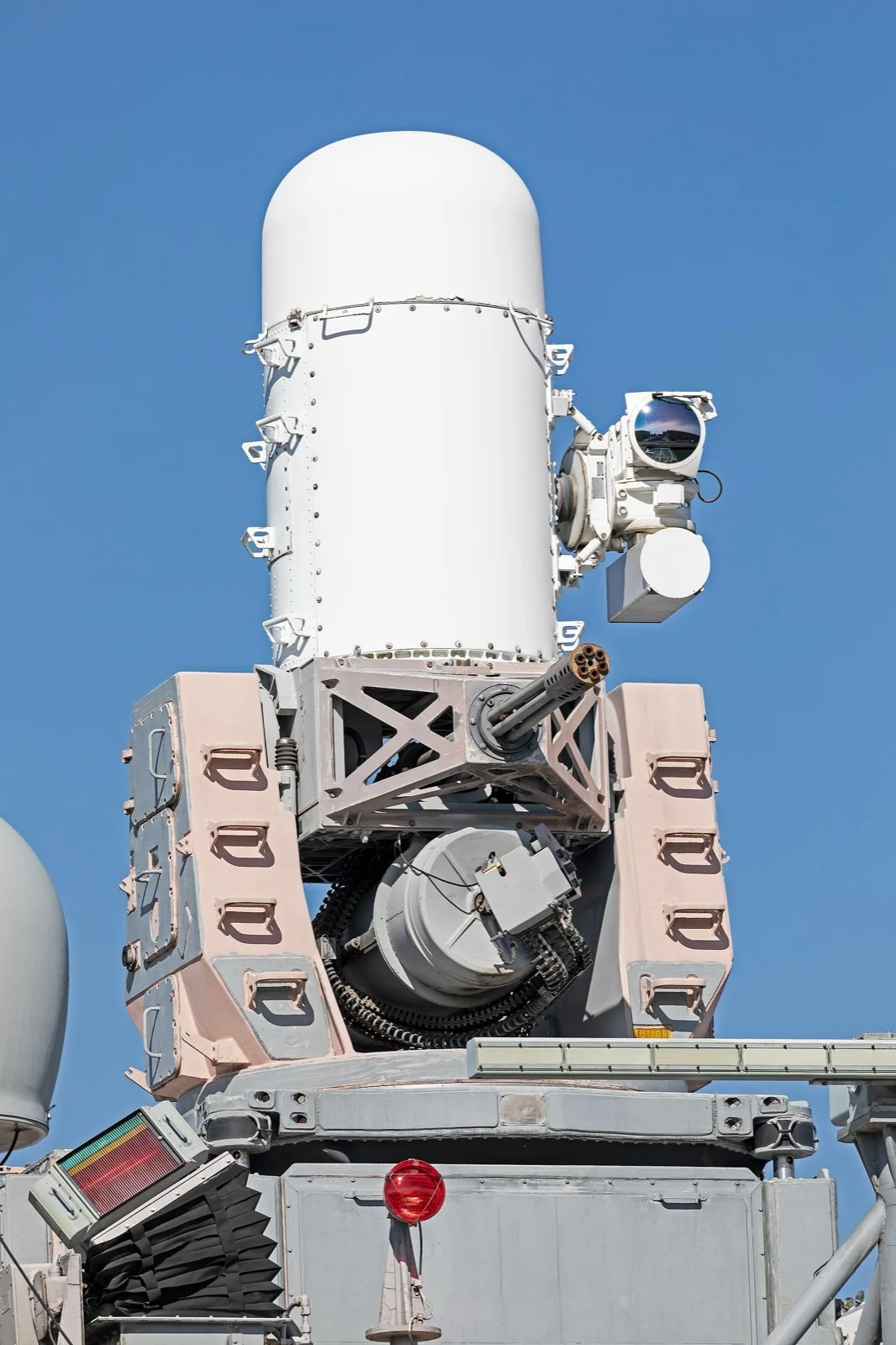 Dünyanın En İyi 10 Yakın Hava Savunma Sistemi: GÖKDENİZ Zirvede — Phalanx, Goalkeeper, Type 1130 Karşılaştırması 20 Phalanx CIWS Block 1B — USS Elrod fırkateyni üzerinde, 20 mm M61A1 Vulcan namlu grubu ve arama/takip radarı kubbesi görülüyor.