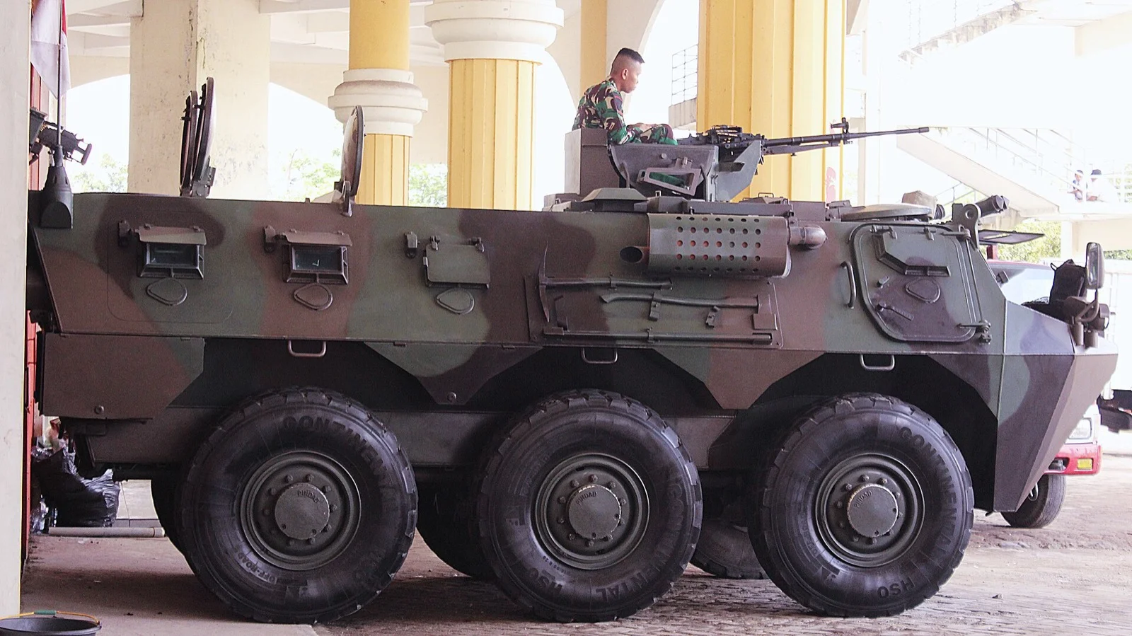 Dünyanın En İyi 10 Zırhlı 6x6 Aracı: Otokar ARMA 6x6 Zirvede 15 Pindad APS-3 Anoa 6x6 zırhlı personel taşıyıcı — Endonezya